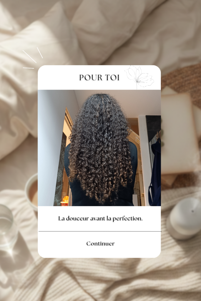 Routine self-care cheveux bouclés maman – taie d’oreiller en satin et ambiance douce.