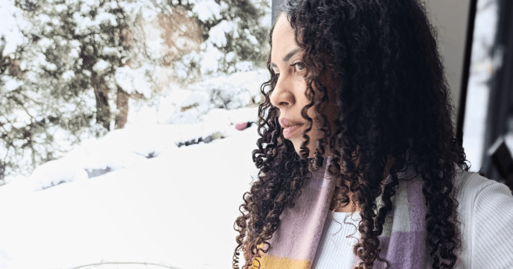 Masques capillaires naturels pour cheveux bouclés – portrait en hiver