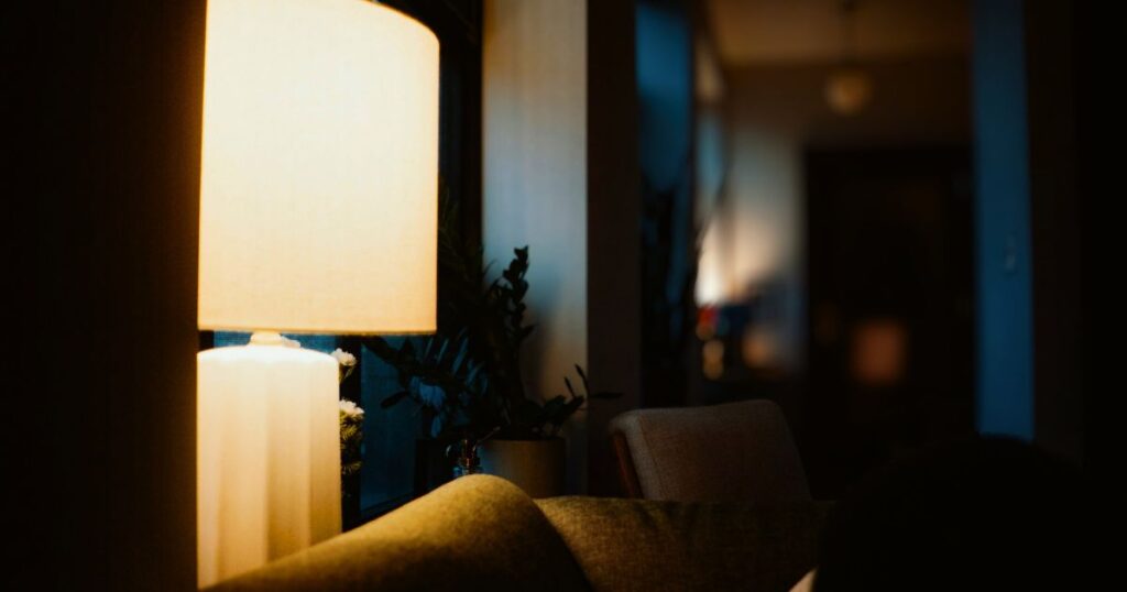 salon le soir lumière douce ambiance calme pour ralentir le soir